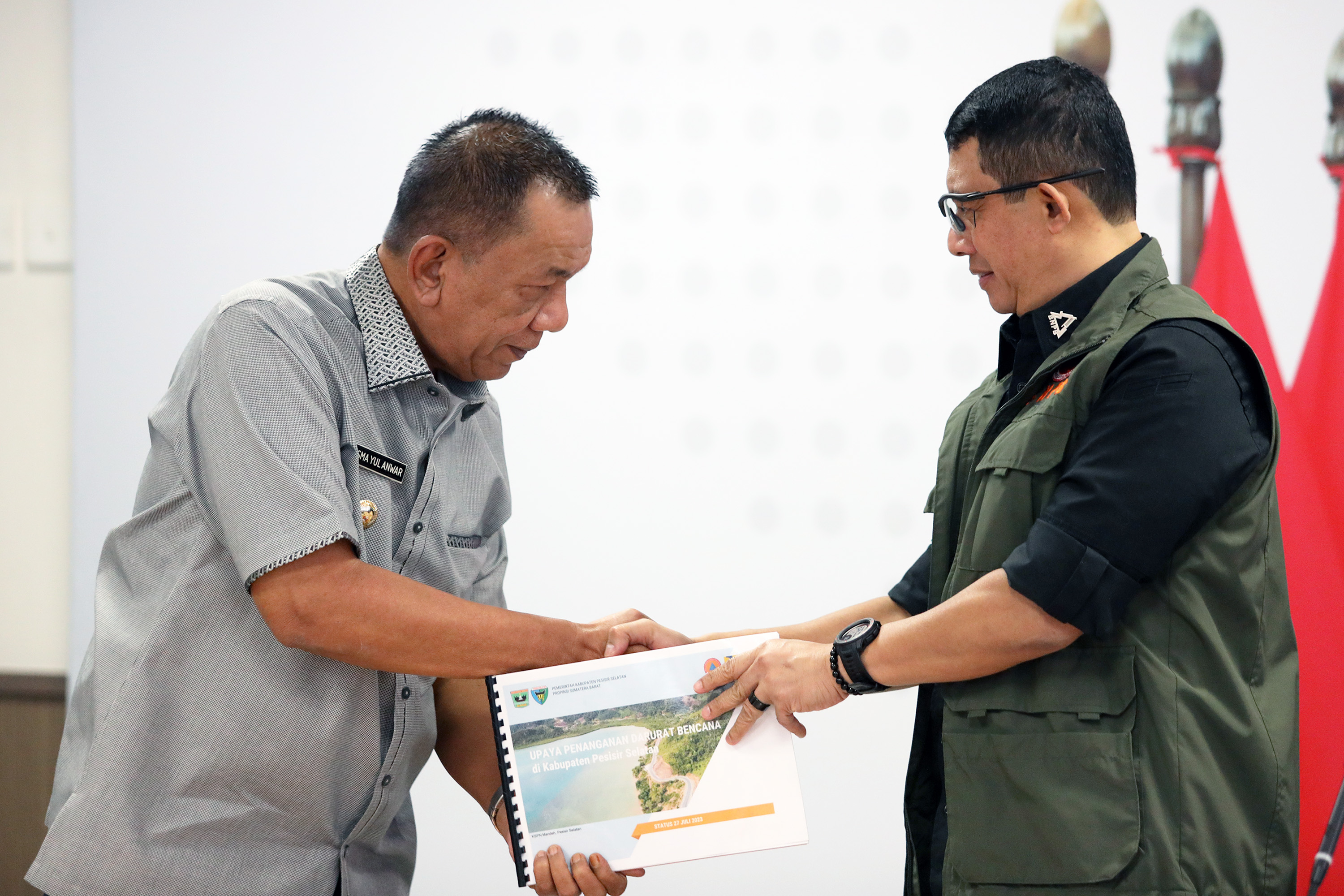 Kepala BNPB Letjen TNI Suharyanto S.Sos., M.M., (kiri) menerima laporan kejadian bencana dari Bupati Pesisir Selatan Rusma Yul Anwar dalam pertemuan yang dilakukan antara BNPB dengan Pemerintah Provinsi Sumatera Barat di Gedung Graha BNPB, Jakarta, Kamis (27/7).